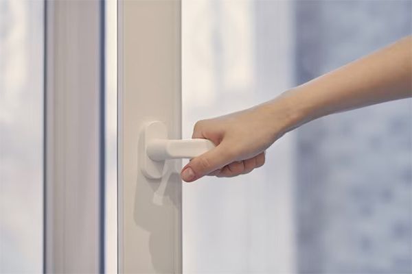 بستن درب یا پنجره برای جلوگیری از هدر رفت انرژی