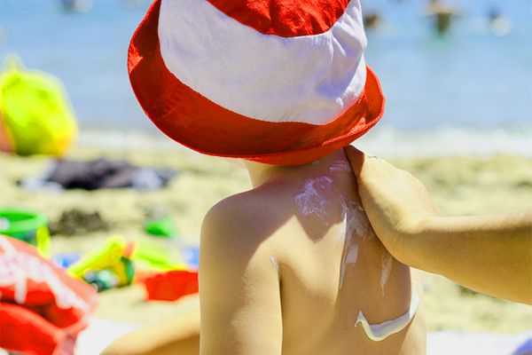 رهایی از گرما با کرم ضد آفتاب برای یک کودک